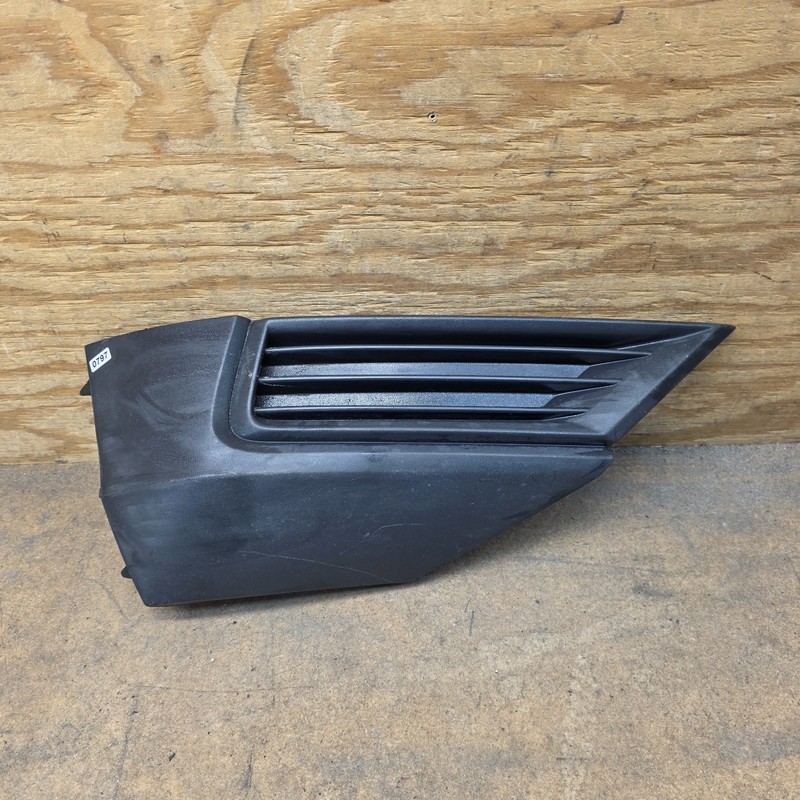 2018-2021 VOLKSWAGEN TIGUAN FRONT Right BUMPER FOG LIGHT LOWER COVER BEZEL OEM