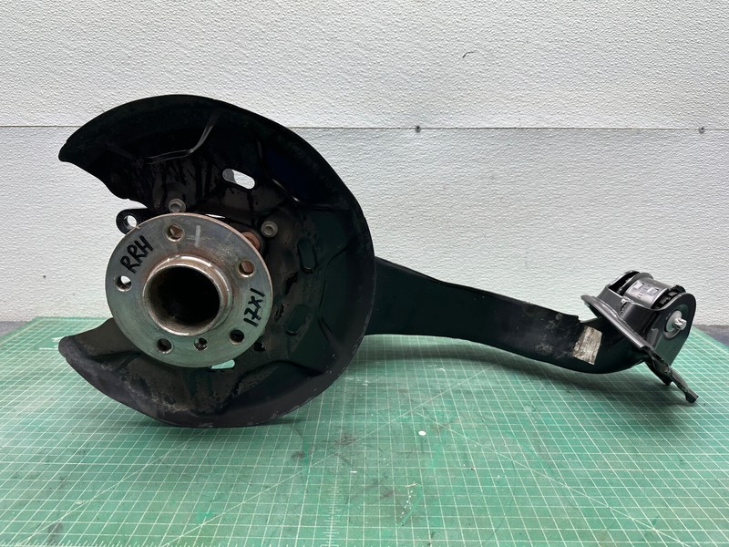 17-19 BMW X1 X2 F48 F39 REAR RIGHT PASSENGER SIDE TRAILING ARM & HUB OEM