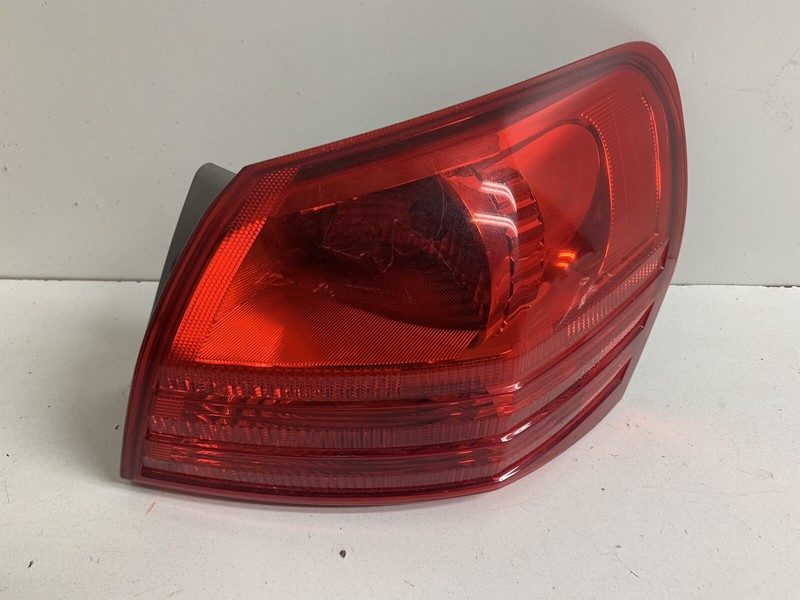 2008-2015 Nissan Rogue Right Passenger Tail Light Lamp Taillight Taillamp Oem
