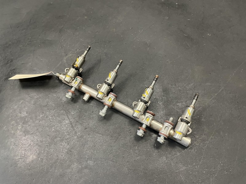 Fuel Injection Rail 2020 GMC Acadia 12689353 2017 2018 2019 2021