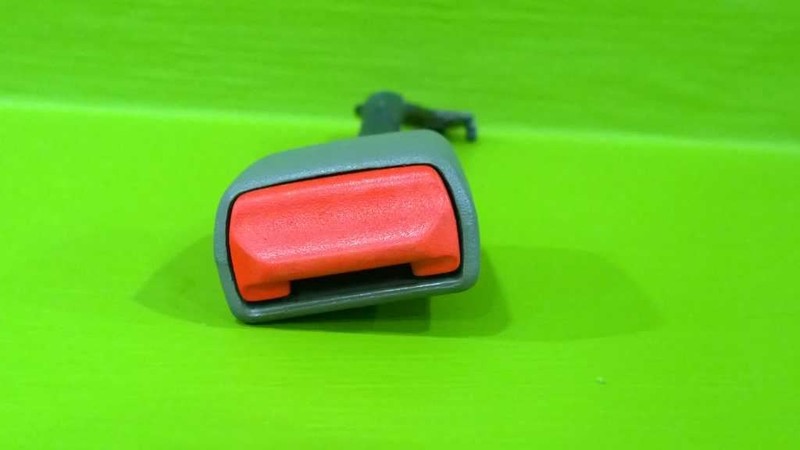 01 SATURN LW300 STD SW L SERIES 3.0 AT RIGHT FRONT SEATBELT BUCKLE OEM 1112-16