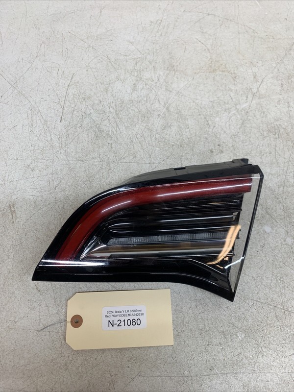 Tesla Y Trunk Inner Taillight Tail Light Right RH 4-pin 1502089-00-B 21080 B17