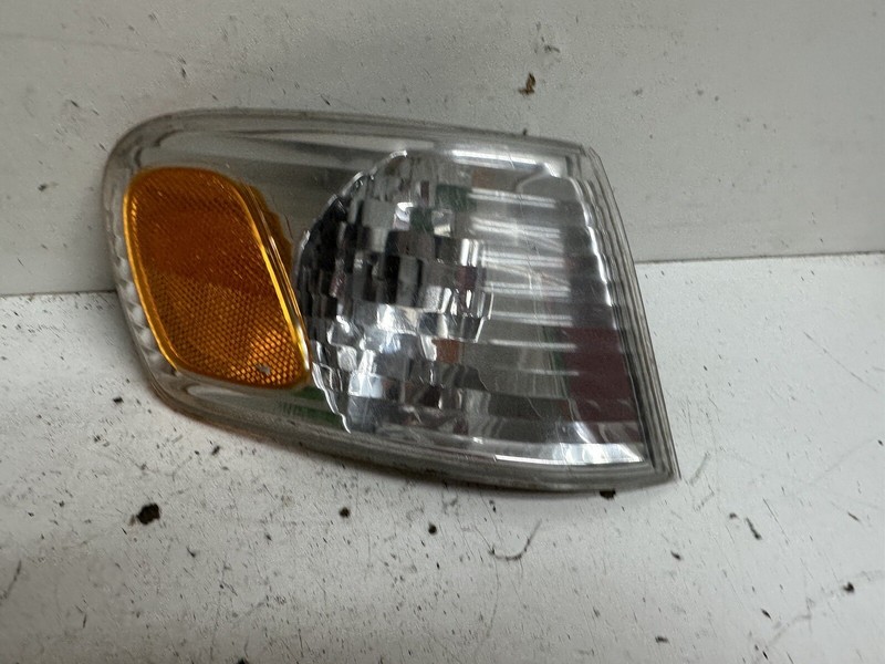 2001-2002 Toyota Corolla Front Right Passenger Turn Signal Park Light Lamp Oem