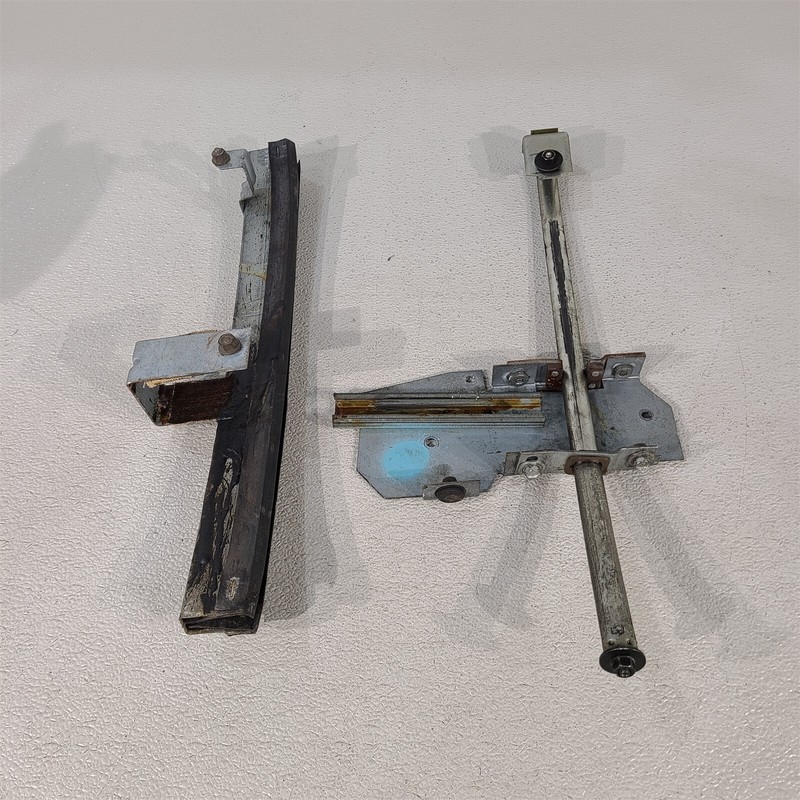87-93 Ford Mustang GT Passenger Door Window Guide Track Set Tracks Rh Aa7392