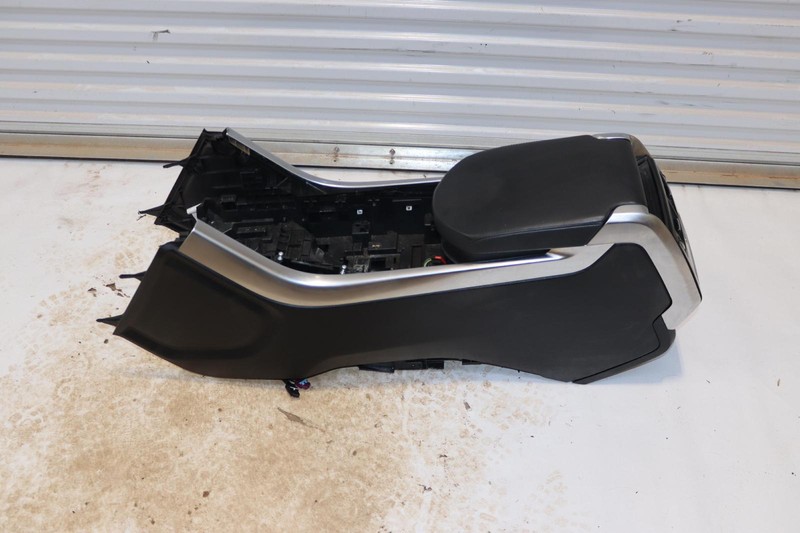 2014-2020 RANGE ROVER SPORT L494 CENTER CONSOLE STORAGE W/ ARMREST OEM