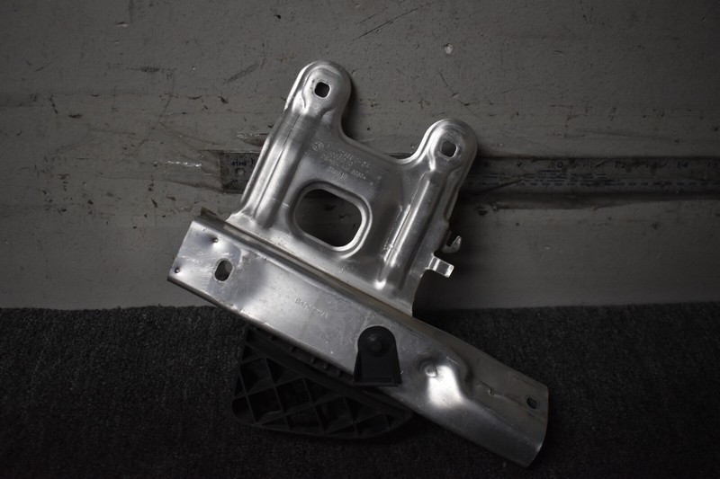 BMW 3 SERIES FRONT RIGHT SIDE BRACKET FACTORY OEM