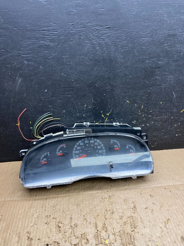 2001 - 2002 Ford Econoline E250 E350 Van Speedometer Instrument Cluster v7781 DG