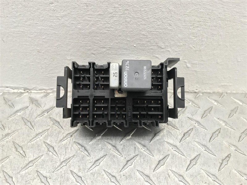 00-02 CHEVROLET SUBURBAN 5.3L PASSENGER DASH FUSE BOX OEM 15770995