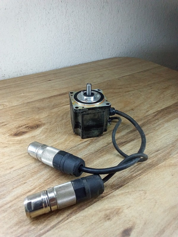 Yaskawa SGMPH-01AA41D Servo Motor