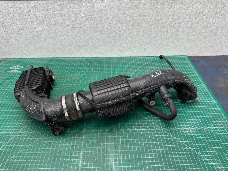 15-18 Volvo S60 2.0L ENGINE AIR INTAKE RESONATOR HOSE TUBE OEM