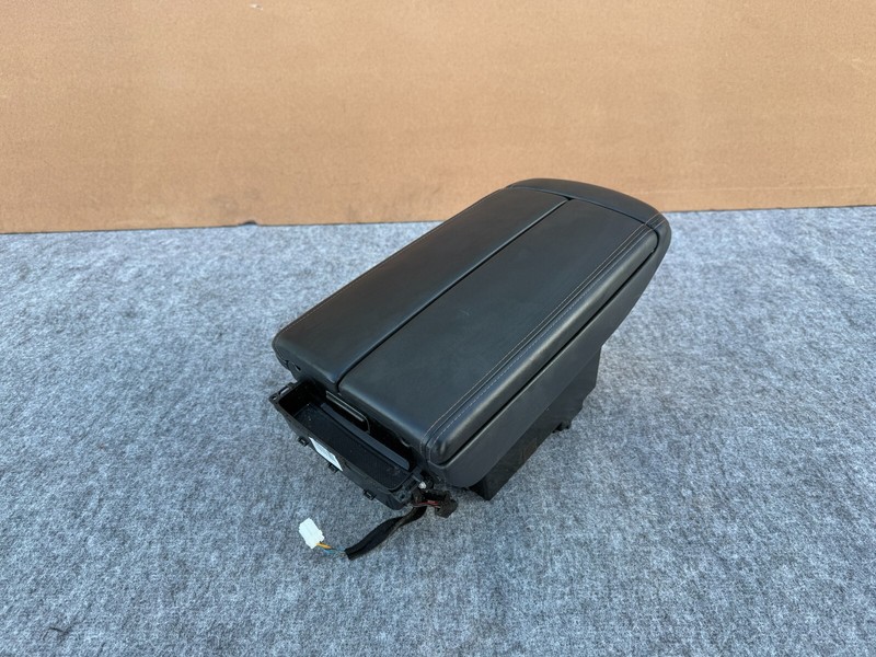 HYUNDAI GENESIS SEDAN & G80 15-20 OEM CENTER CONSOLE STORAGE COMPARTMENT ARMREST