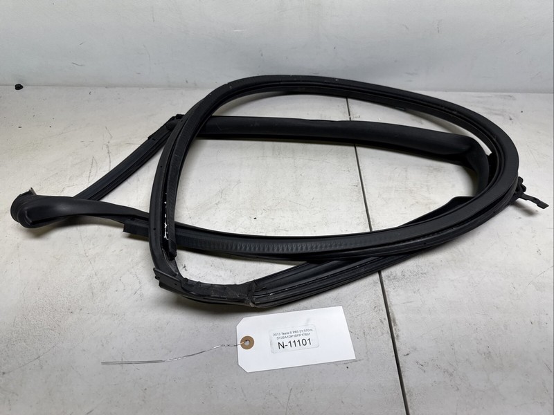 TESLA S LEFT DRIVER REAR DOOR MOLDING WEATHERSTRIP MOULDING DOOR SEAL 11101 S2