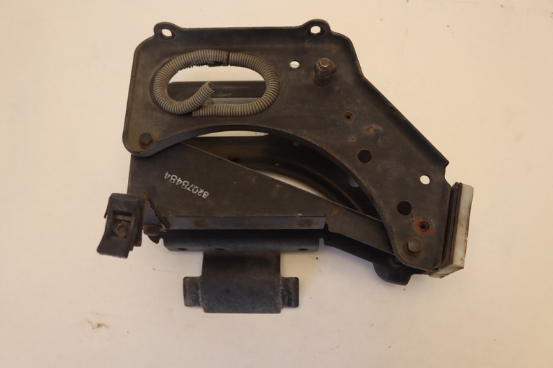 2013-2018 MACK CXU613 LEFT DRIVER SIDE HOOD REST BRACKET MOUNT 84218078 OEM