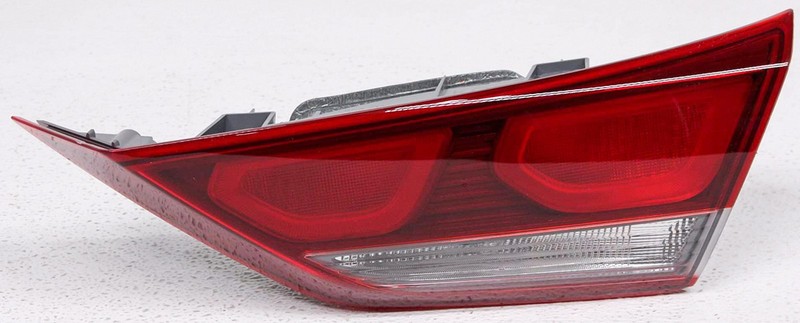 OEM Hyundai Elantra Sedan Right Passenger Side Halogen Tail Lamp Lens Chip