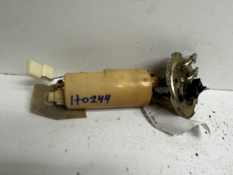 1997-2002 Daewoo Leganza Fuel Pump w Sending Unit & Bracket