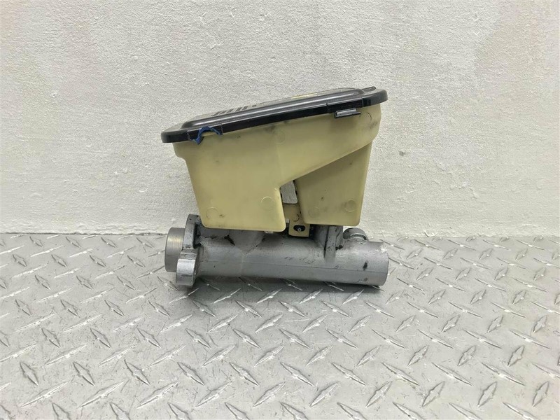 2003-2005 CEHVY ASTRO SAFARI BRAKE MASTER CYLINDER OEM 18048897