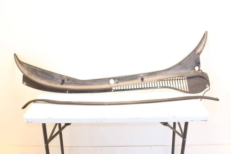 97-04 CORVETTE 5.7L LS1 Windshield Cowl Assembly 10422492