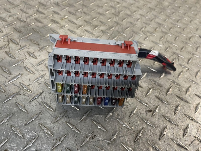 03-07 Volvo XC70 10-07 V70 01-09 S60 Left Under Dash Fuse Box Relay
