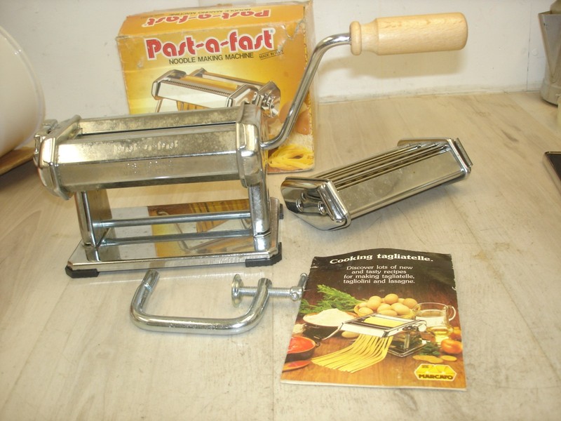 Past-a-Fast Pasta Maker - noodle making machine Italy made in box