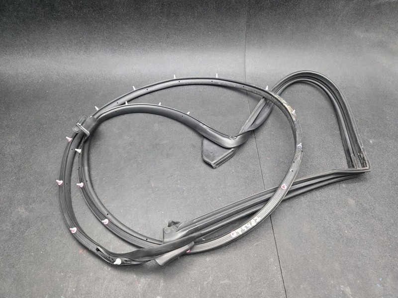 Rear Left Door Weatherstrip 2023 Toyota RAV4 67872-0R050 2019 2020 2021 - 2025