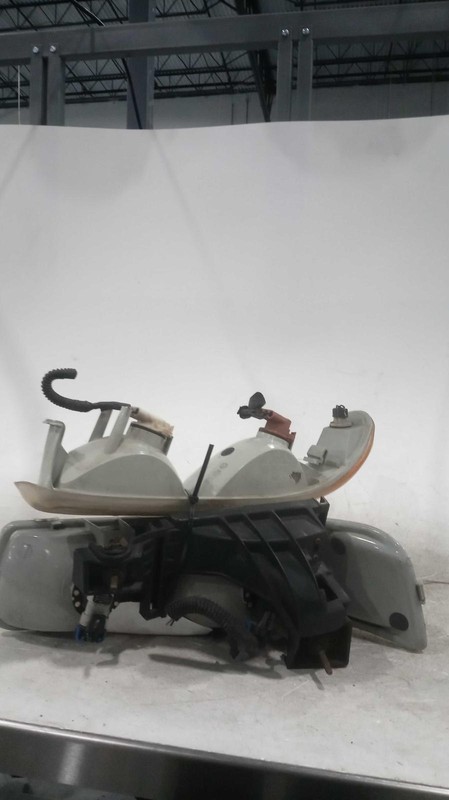 2003 Chevrolet Tahoe Right Headlight Assembly Green Z71 381513 Used OEM Part