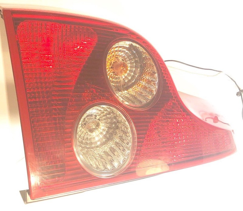 2003-2006 Volvo XC90 Right Passenger Side Tail Light Taillight 2006-05-04-03