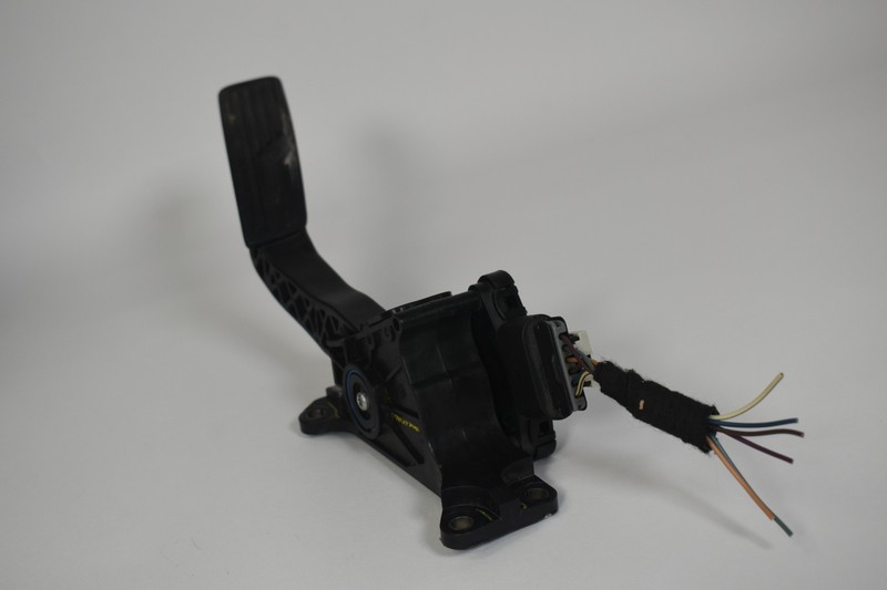2010-2015 CAMARO ACCELERATOR W/ BRACKET & WIRING ZL1 SS Z28 *HM22741799* USED