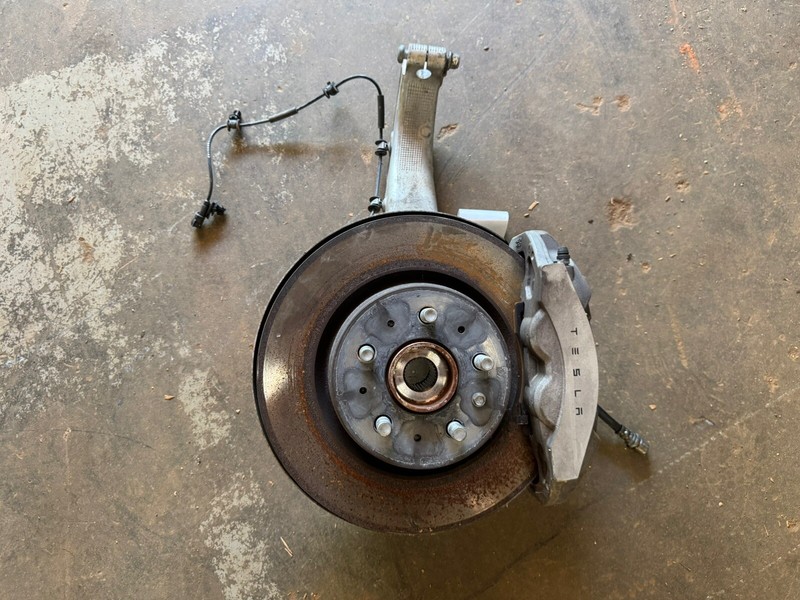 17-20 TESLA MODEL 3 FRONT LEFT SPINDLE KNUCKLE HUB CALIPER 1044311-00 9268 S12