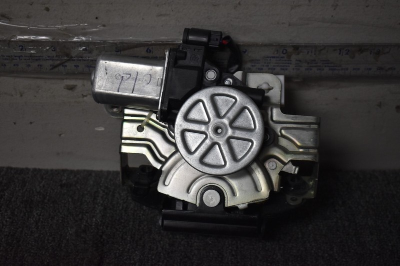 2015-2019 SUBARU OUTBACK LIMITED REAR TAILGATE ACUTATOR FACTORY OEM