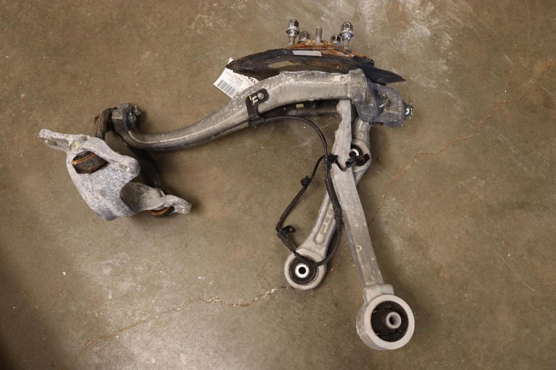 2015-2016 HYUNDAI GENESIS SEDAN RWD FRONT LEFT SPINDLE KNUCKLE HUB ASSY OEM