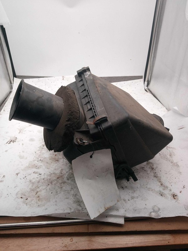2006 INFINITI QX56 Air Cleaner Assembly OEM 165007S010 Used 199K Miles