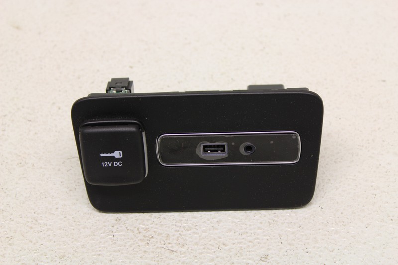 Alfa Romeo Giulia Center Console Aux Input Jack USB 12v Outlet Oem 2017-2022