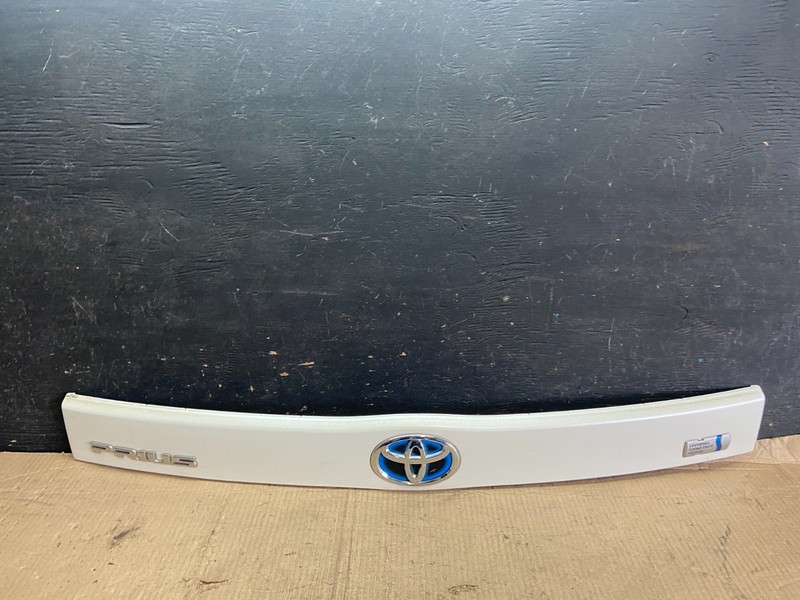 2010 to 2015 Toyota Prius Trunk Rear Tailgate Molding Panel 76801-47070 P3885 DG