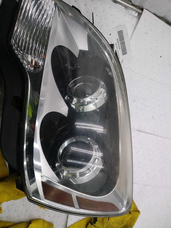 Used Left Headlight Assembly fits: 2011 Gmc Acadia w/HID with halogen high beam