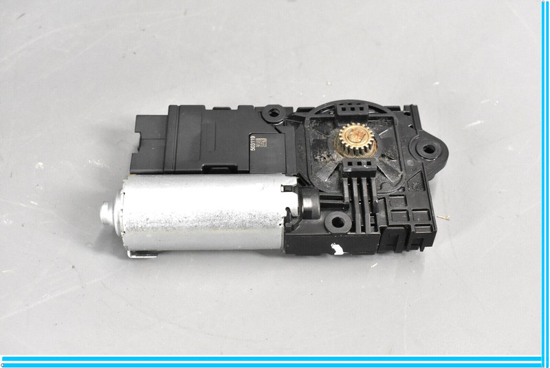 18-20 JAGUAR E-PACE OEM PANORAMIC ROOF POWER SUN ROLLER SHADE MOTOR J9C353508