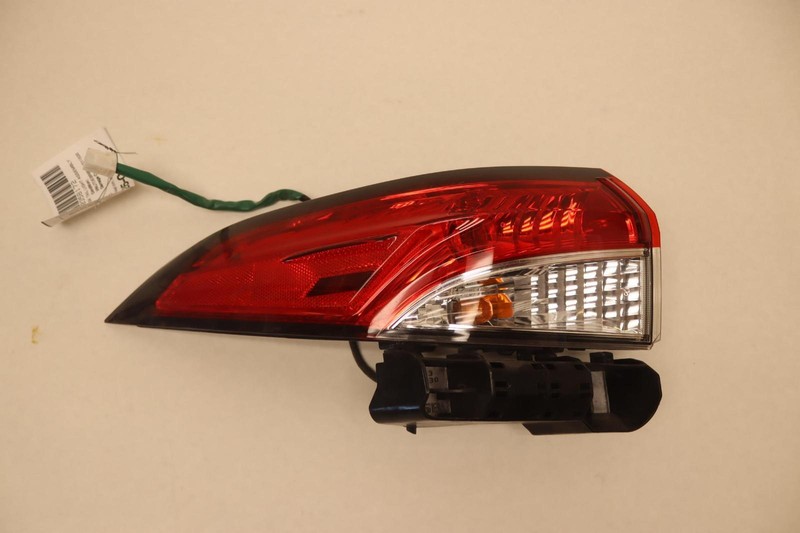 2020-2022 TOYOTA COROLLA SEDAN REAR LEFT SIDE QUARTER PANEL TAIL LIGHT LAMP OEM