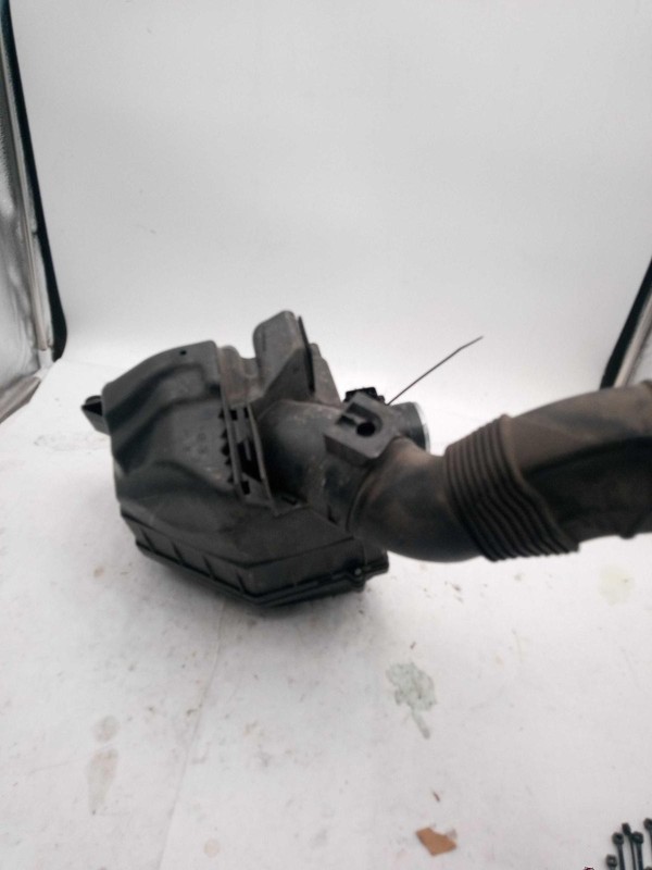2010 Volvo 70 Series Air Cleaner Assembly OEM Grey 3.2L 188K Miles