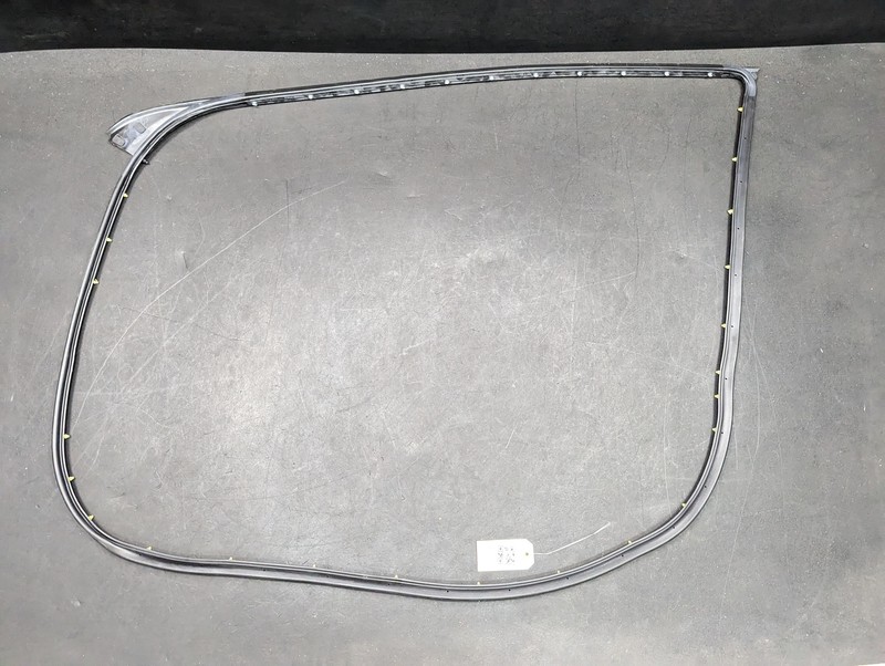 Front Right Door Weatherstrip 2019 Jeep Grand Cherokee 55399212AE 2011 - 2021