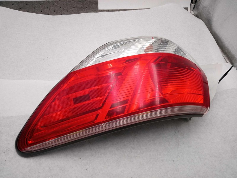 2013 Nissan Pathfinder Right Tail Light Assembly Red OEM Used 422067