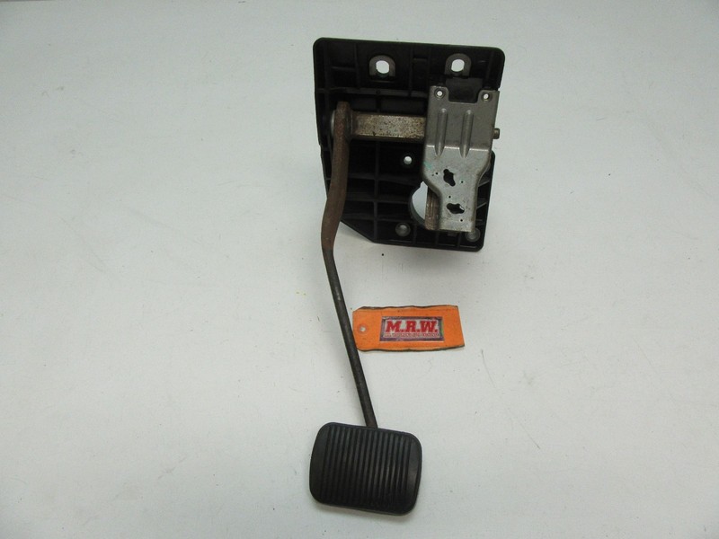 BRAKE PEDAL FLOOR PUSH STOP BRACKET MOUNT PANEL REAR BACK TAILLIGHT TAIL LAMP