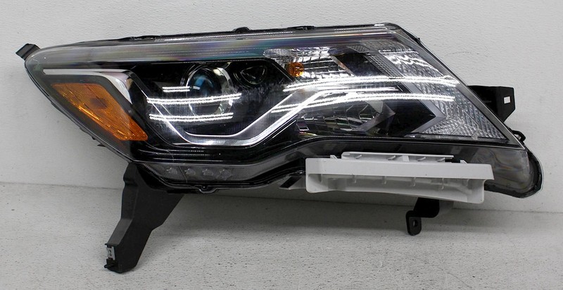 OEM Right Passenger Side Halogen Headlamp For Nissan Pathfinder Moisture Spots