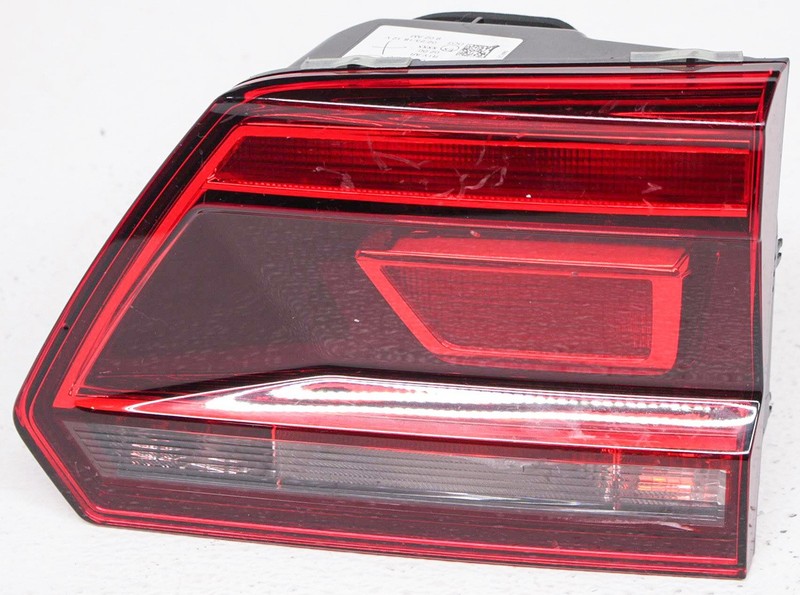 OEM Volkswagen Atlas Right Passenger Side Halogen Tail Lamp Lens Crack