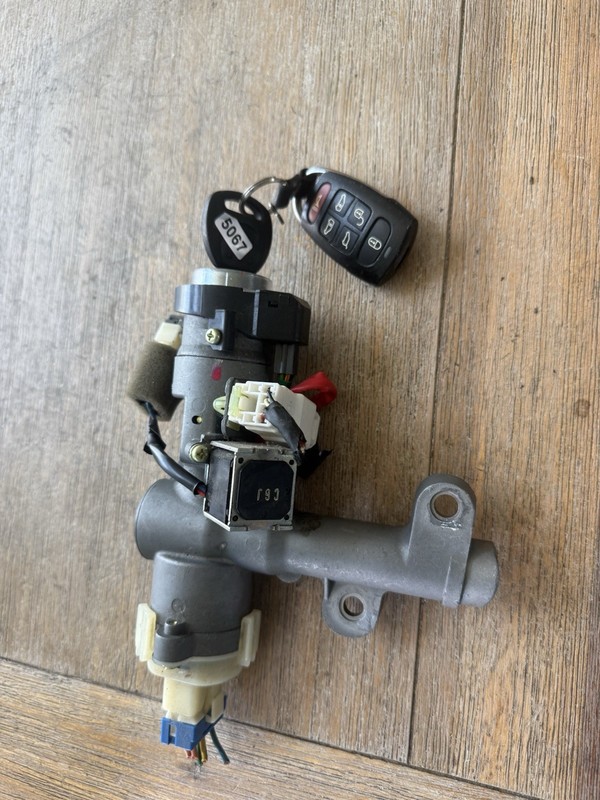 2007-2010 HYUNDAI Entourage IGNITION SWITCH LOCK W/KEY OEM