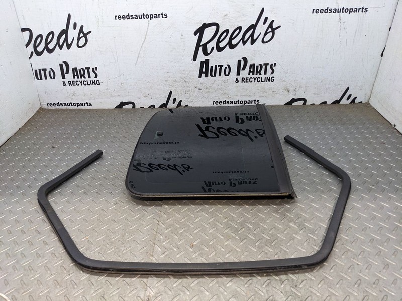 1994-2004 Chevrolet S-10 (GMC Sonoma) RH quarter glass vent window (pass 1192409