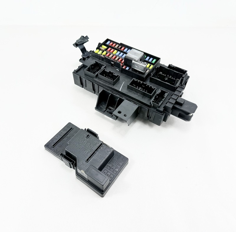 2010 Lincoln MKS Body Control Module BCM Fuse Box Relay Panel AA5T-15604-DA OEM