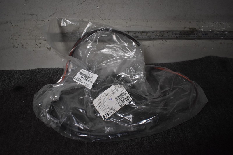 2019-2022 PORSCHE CAYENNE BASE LIFT GATE SEAL GLASS FACTORY OEM