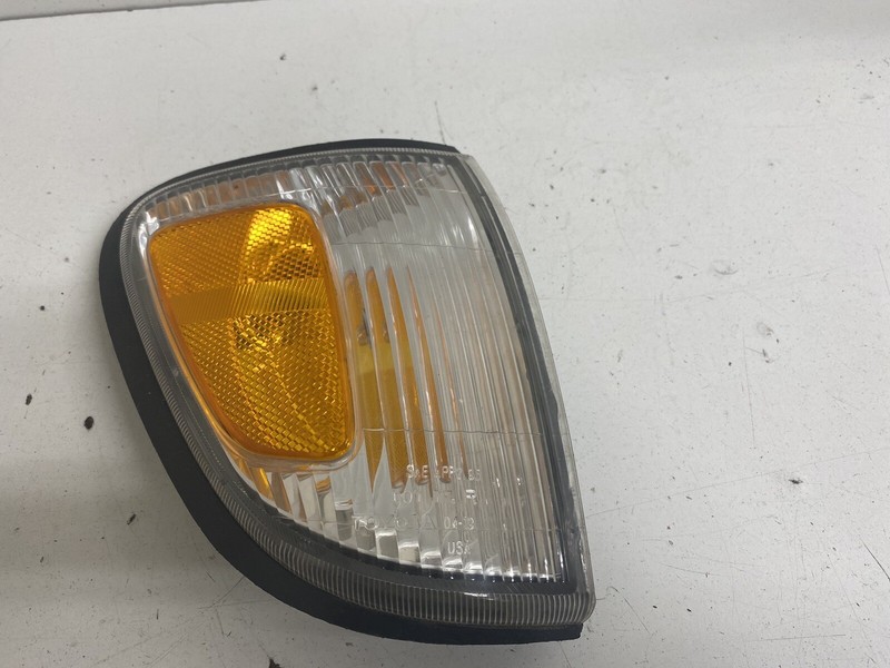1997-2000 Toyota Tacoma 4x2 Right Passenger Corner Marker Lamp Light Reflector