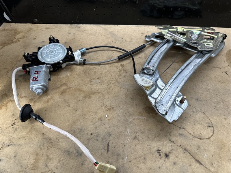 06 LEXUS SC430 85720-24050 QUARTER WINDOW REGULATOR DOOR ACTUATOR RIGHT 227 #23