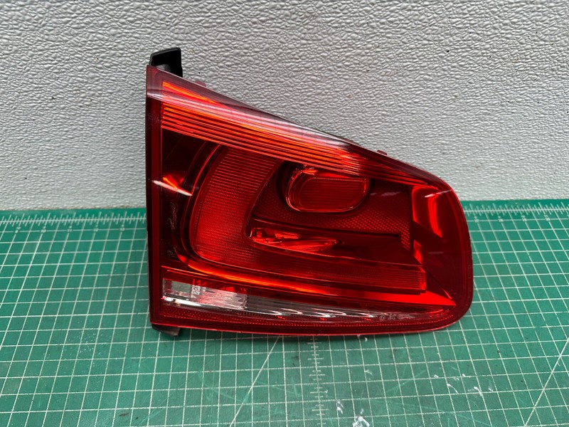 11-13 Volkswagen Touareg REAR LEFT DRIVER SIDE INNER TAIL LIGHT LAMP OEM