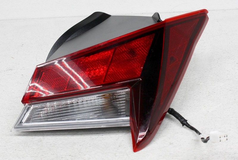 OEM Halogen Right Side Quarter Panel Tail Lamp For Hyundai Elantra Lens Chip